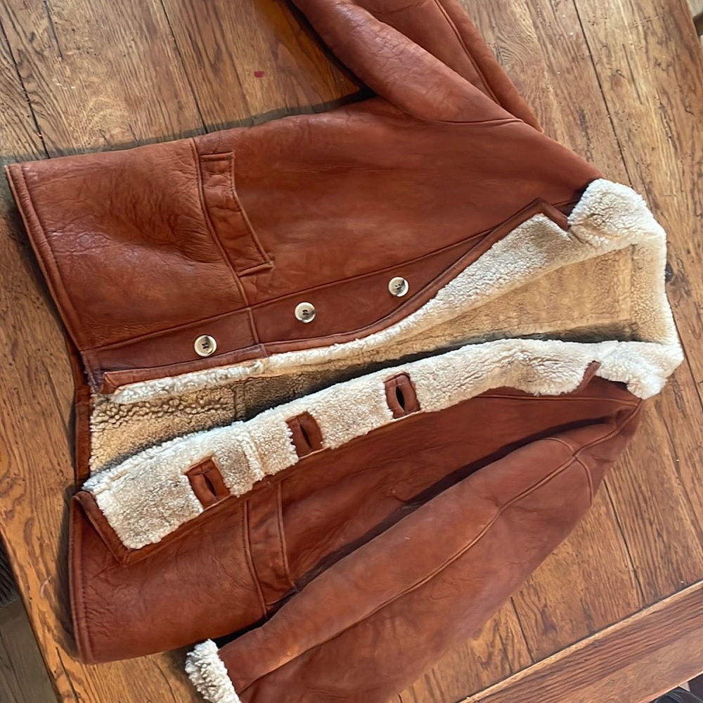 Beautiful Sherpa lined leather jacket with buttons and pockets!
